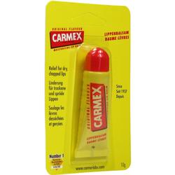 Eine gelbe Carmex-Lippenbalsam-Tube mit rotem Deckel in Verpackung.